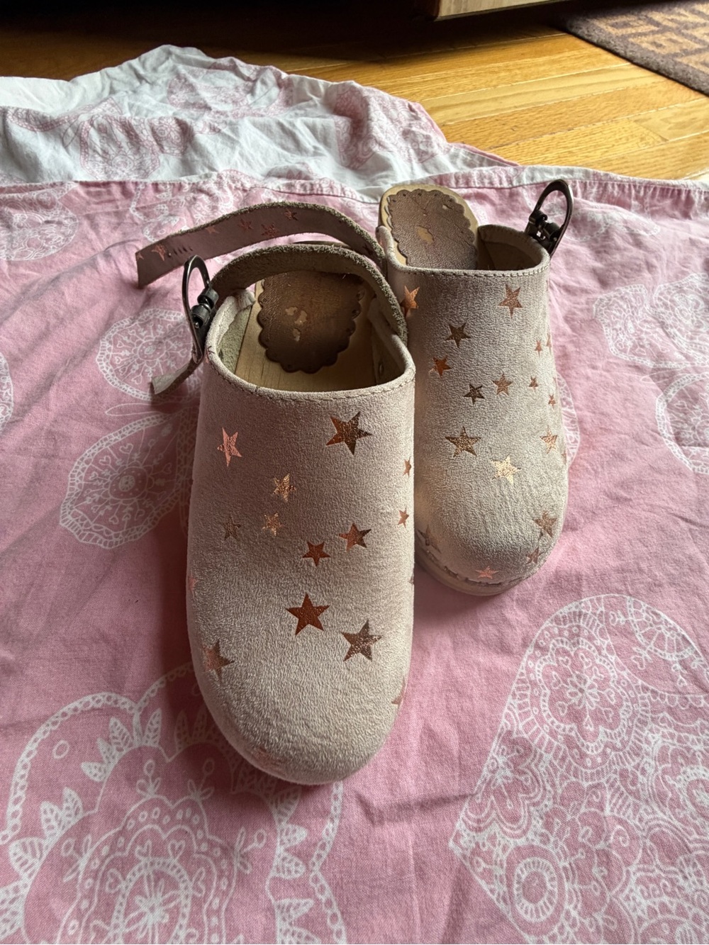 Hanna Andersson Girls Gold Star Suede Clogs